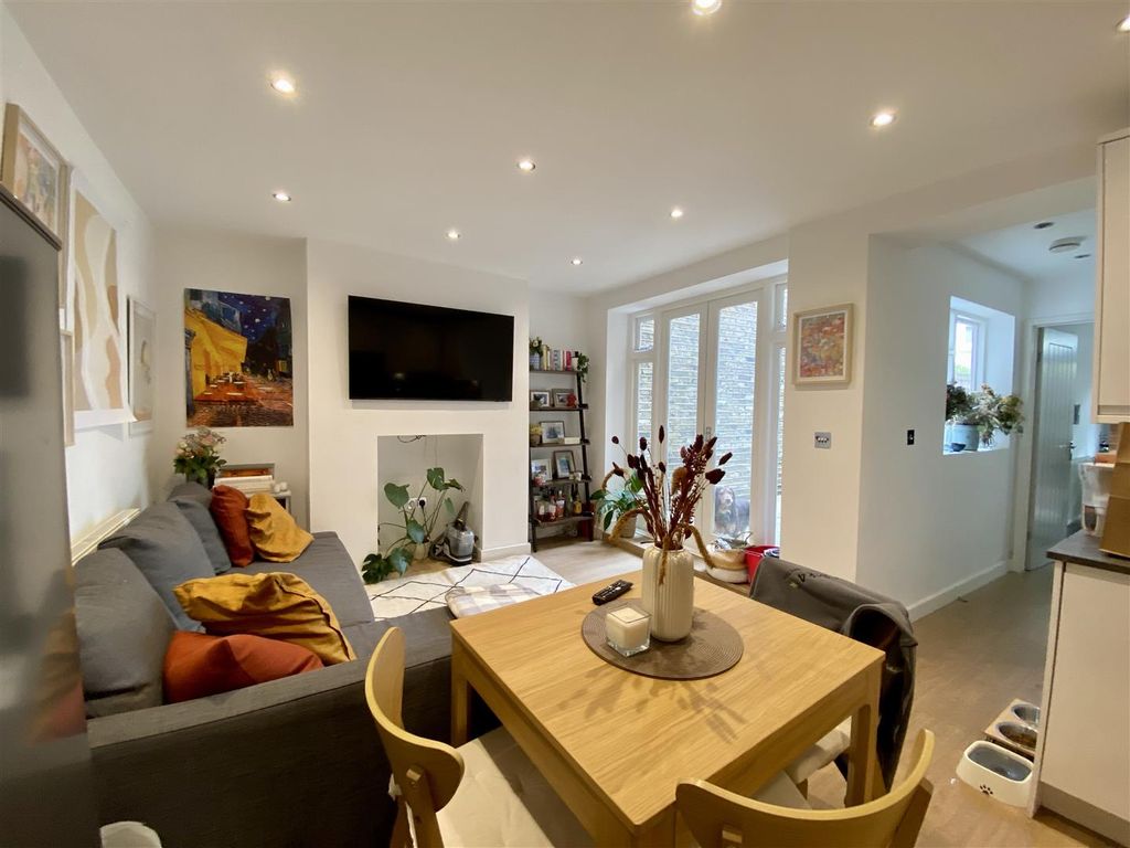 2 bed flat for sale in Coningham Road, London W12, £550,000