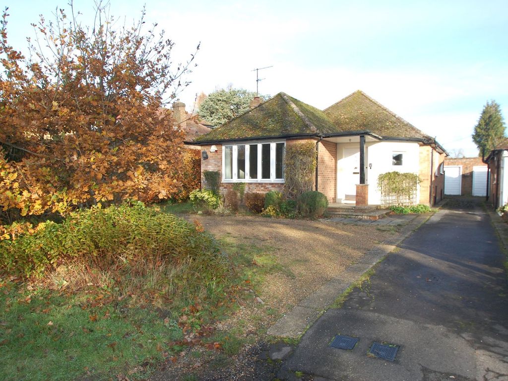 2 bed bungalow for sale in Bottrells Lane, Chalfont St. Giles HP8, £725,000