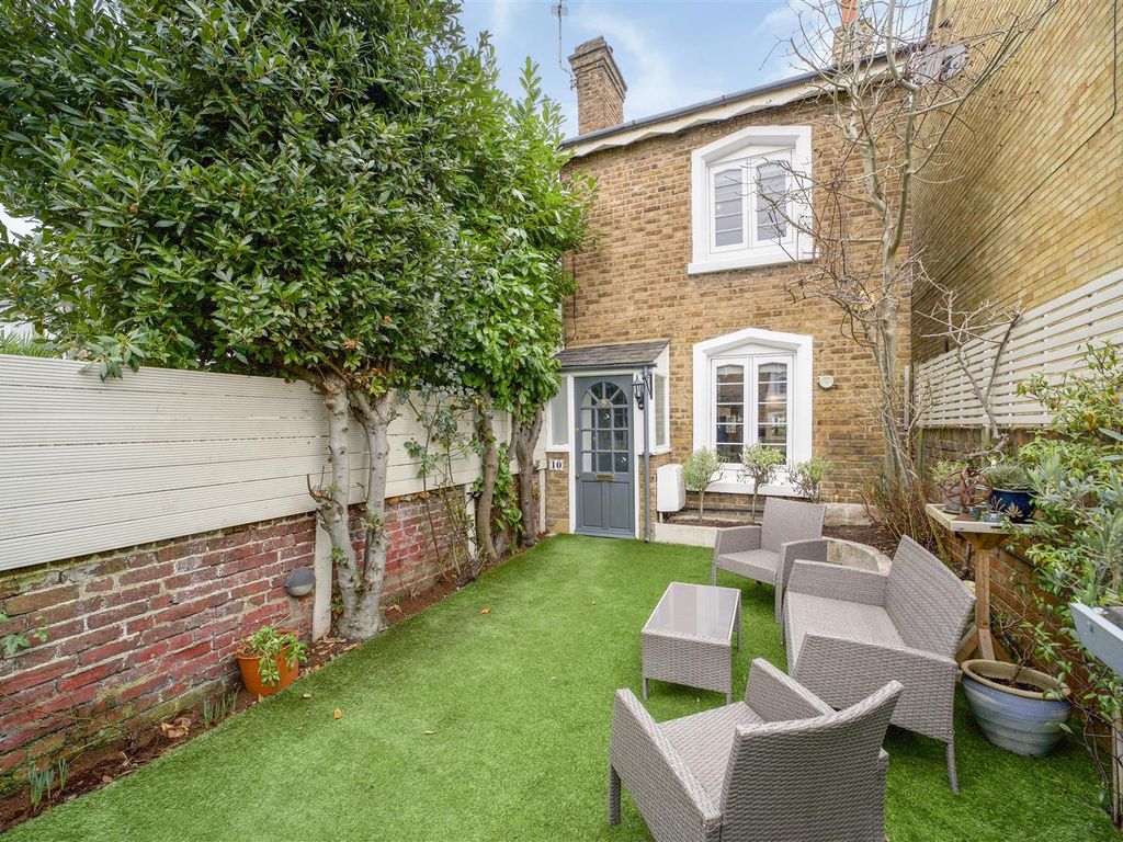 2 bed end terrace house for sale in Rutland Road, Twickenham TW2, £580,000