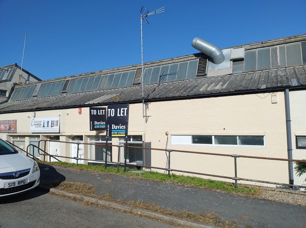 Warehouse to let in Great North Road, Hatfield AL9, £30,000 pa