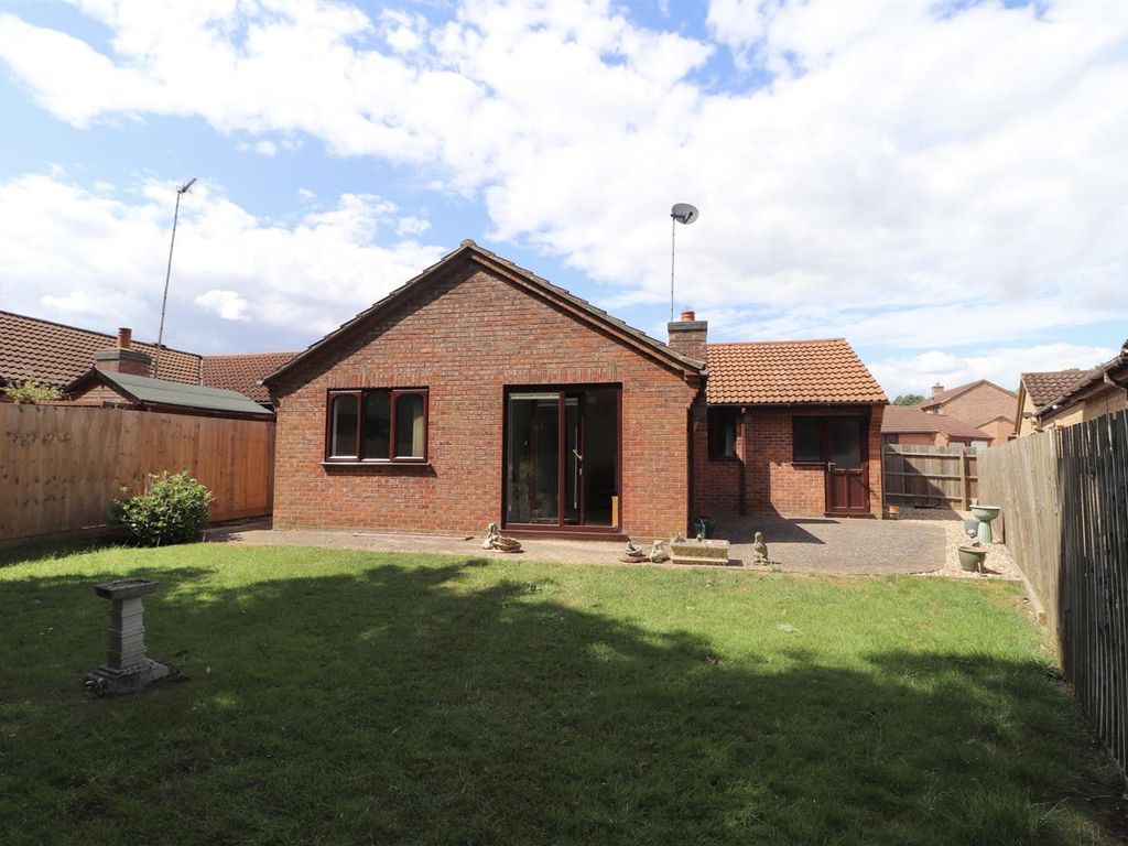 3 bed detached bungalow for sale in Swallow Close, Northampton NN4, £375,000