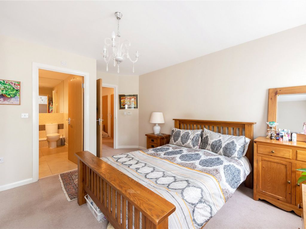 2 bed flat for sale in Salvin Court, 96 Torrington Park, London N12, £550,000