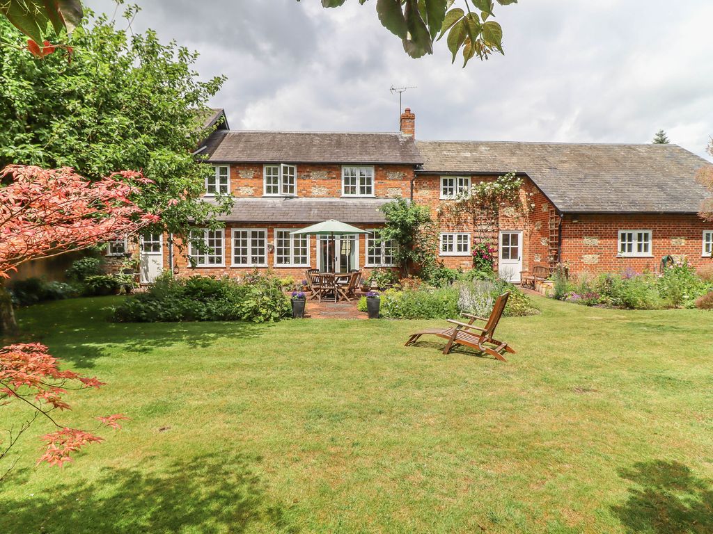 7 bed link-detached house for sale in Fyfield, Andover, Hampshire SP11, £975,000