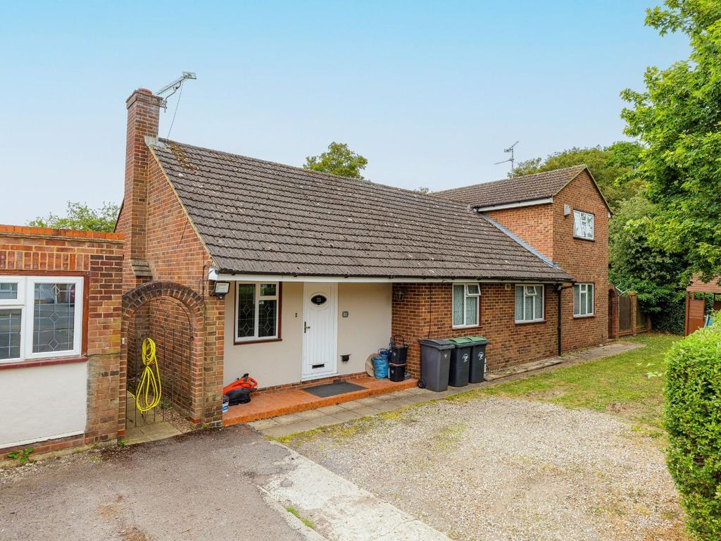 5 bed detached house for sale in Garnetts, Takeley, Bishop's Stortford CM22, £600,000