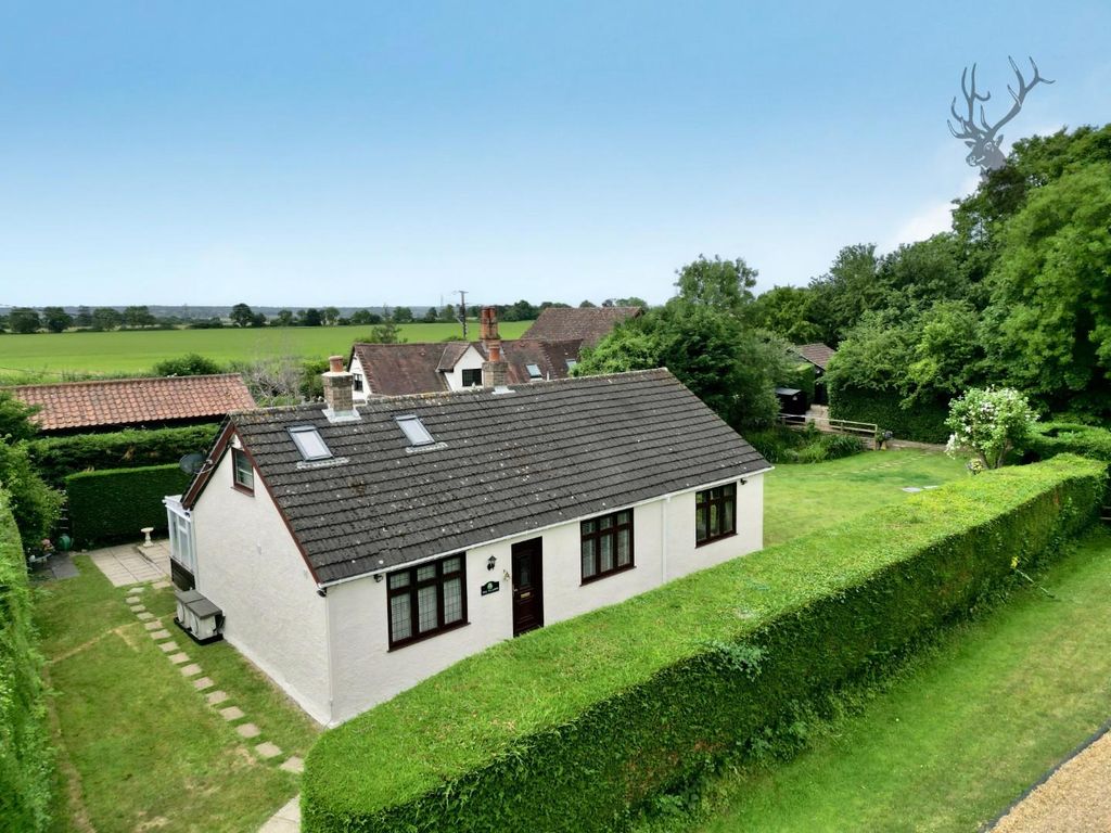 4 bed detached bungalow for sale in Epping Long Green, Epping Green, Epping CM16, £875,000