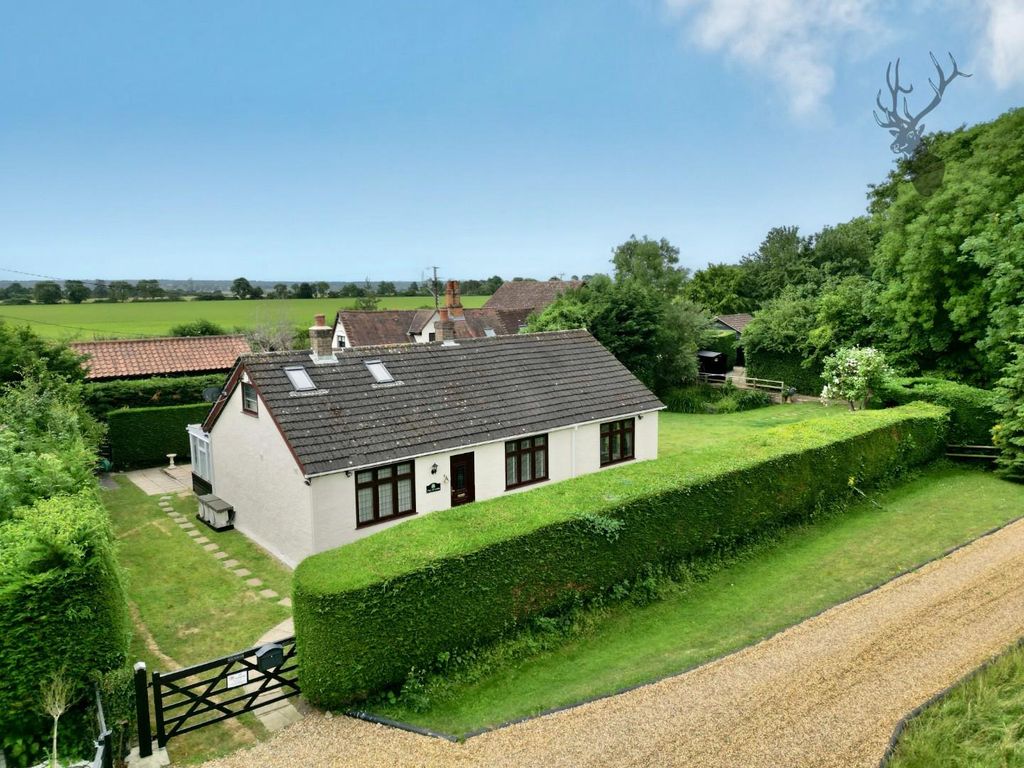 4 bed detached bungalow for sale in Epping Long Green, Epping Green, Epping CM16, £875,000