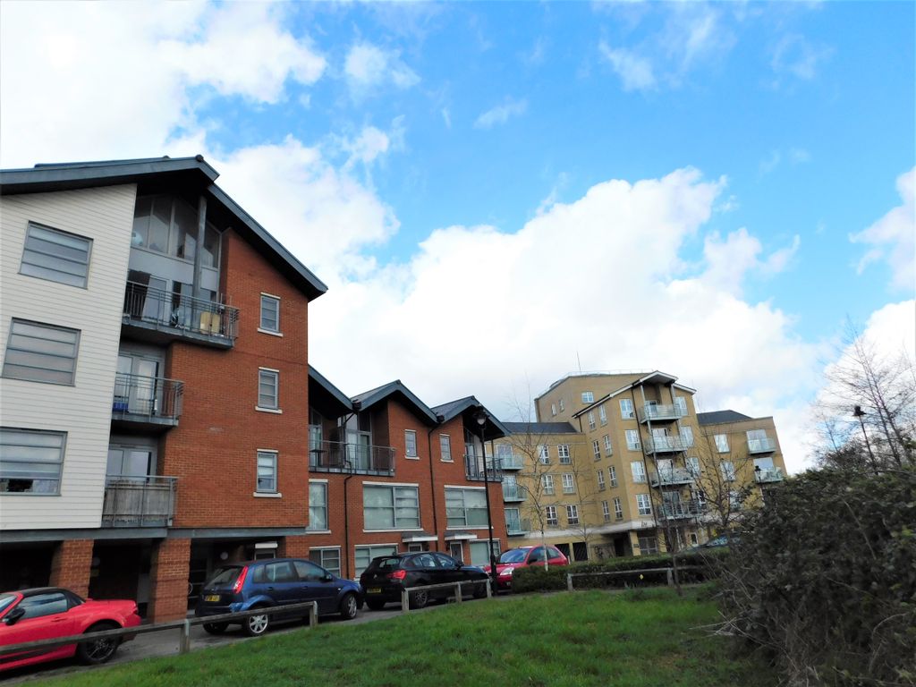 1 bed flat to rent in Rotary Way, Colchester CO3, £900 pcm