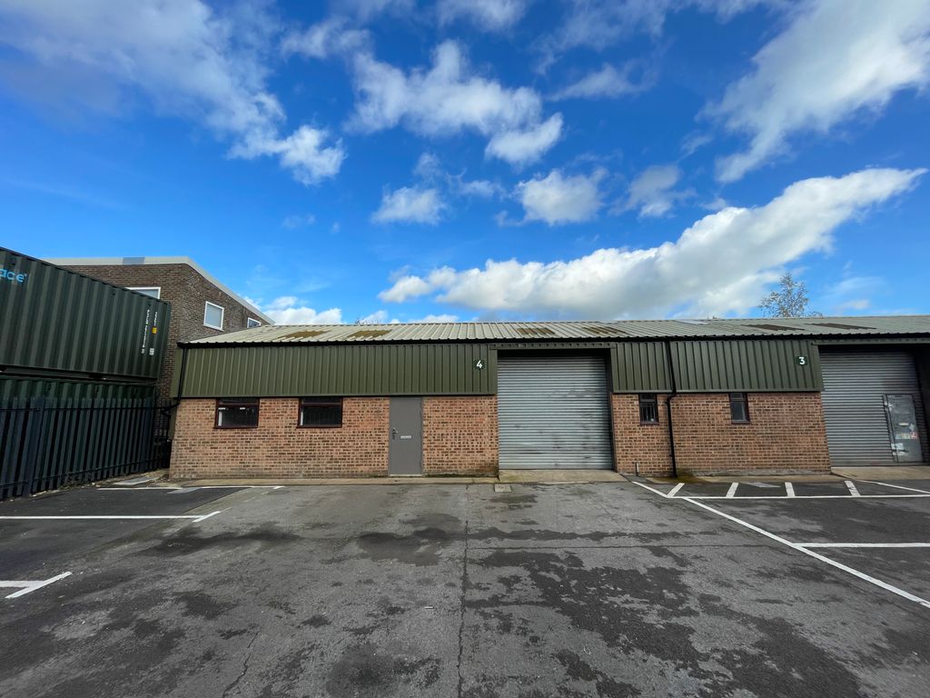 Industrial to let in Units 2, 3 & 4, Thame Road Industrial Estate, Haddenham HP17, £10,000 pa