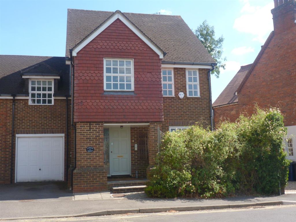 4 bed link-detached house to rent in The Fairfield, Farnham, Surrey GU9, £2,300 pcm