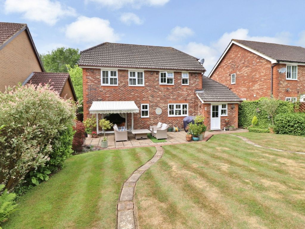 4 bed detached house for sale in Mallett Close, Hedge End SO30, £475,000