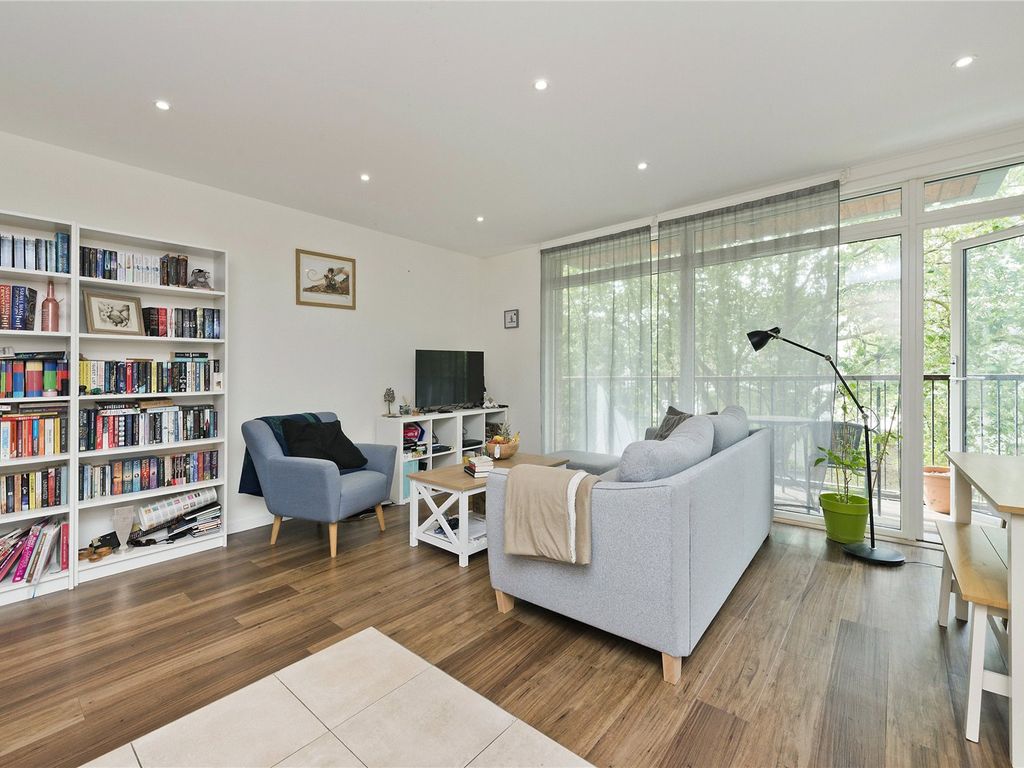 2 bed flat for sale in Stapleton Court, Packington Road, London W3, £585,000