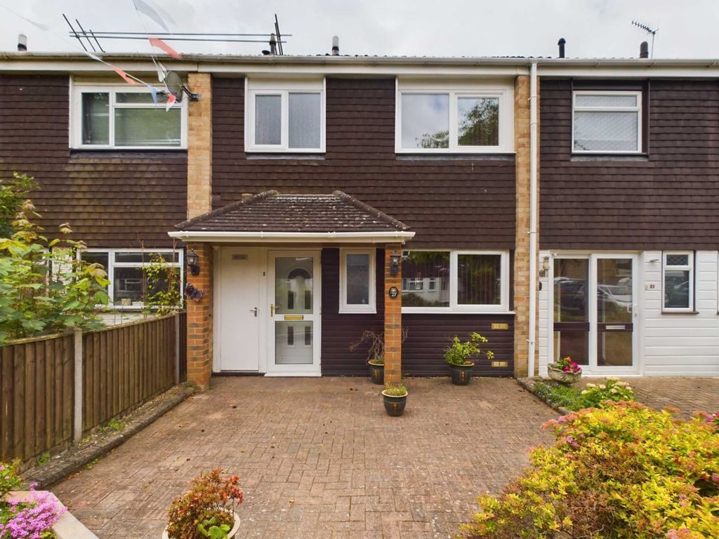 3 bed property for sale in Hanger Close, Boxmoor HP1, £400,000