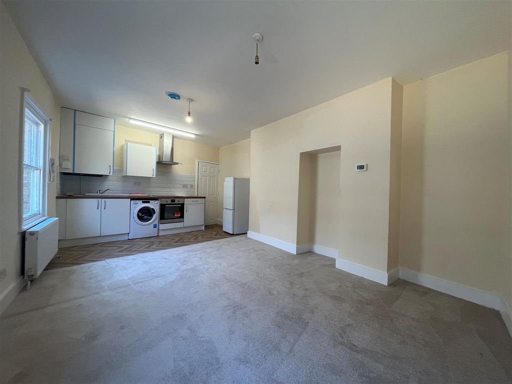 1 bed flat to rent in Sun Street, Waltham Abbey EN9, £1,200 pcm