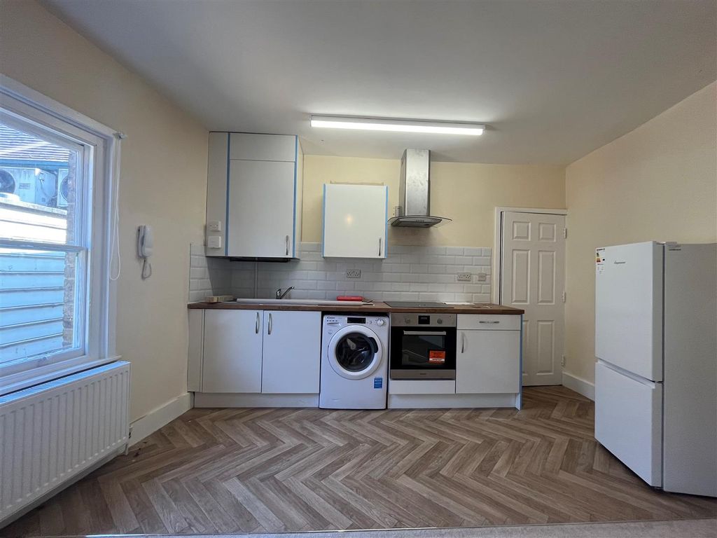 1 bed flat to rent in Sun Street, Waltham Abbey EN9, £1,200 pcm