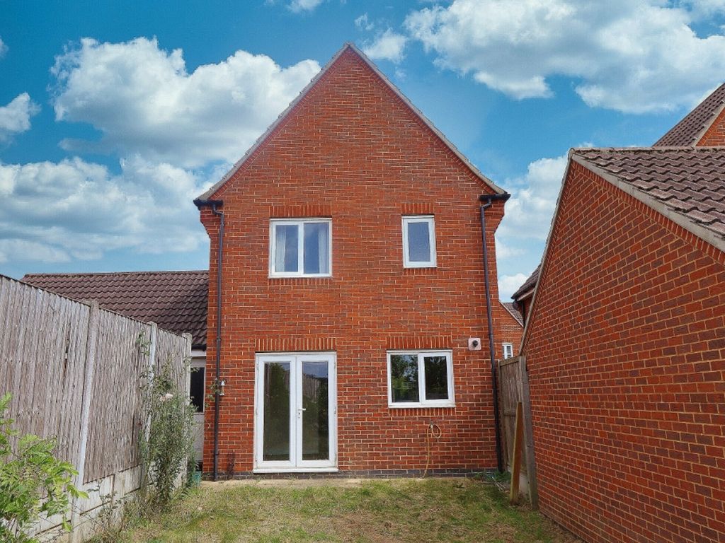 3 bed detached house for sale in Litten Close, Collier Row RM5, £450,000