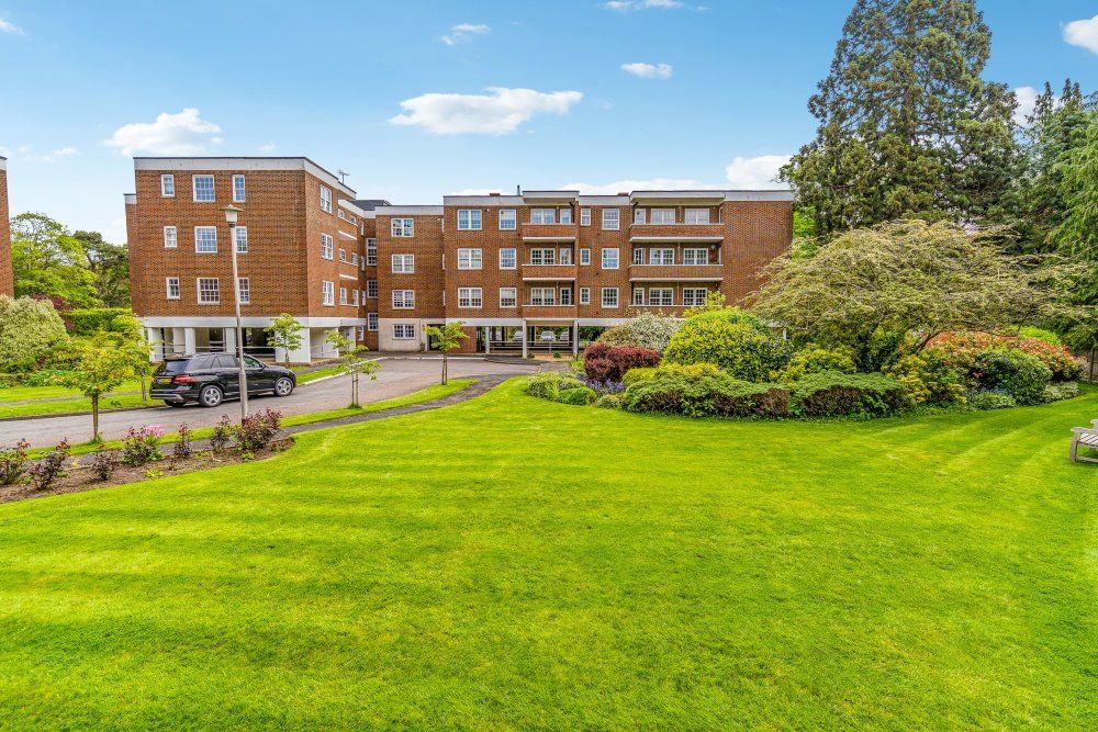 3 bed flat for sale in Bulstrode Court, Gerrards Cross SL9, £675,000