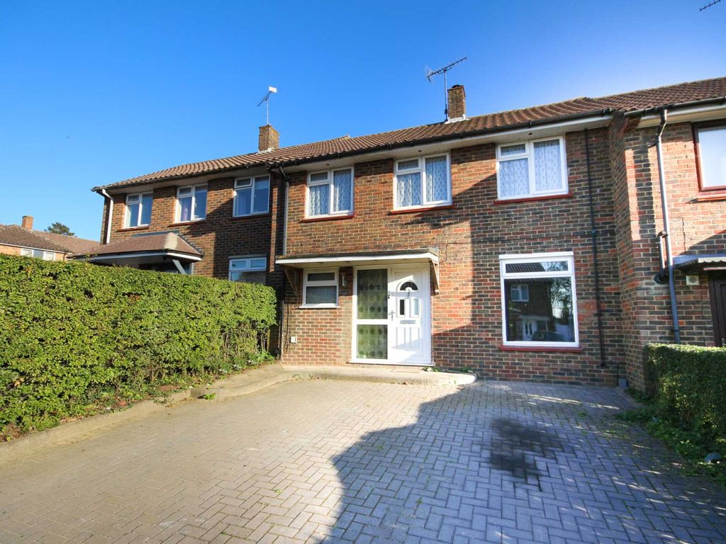 3 bed terraced house for sale in Vincent Rise, Bracknell RG12, £425,000