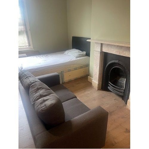 Studio to rent in Malwood Road, Clapham South SW12, £1,083 pcm