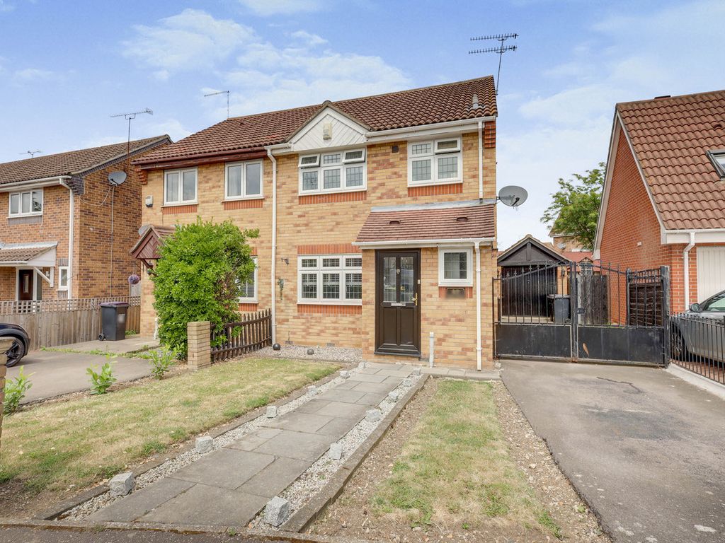 3 bed semi-detached house for sale in Oakley Avenue, Rayleigh SS6, £400,000