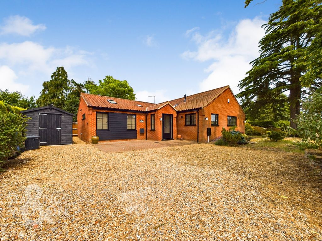 2 bed detached bungalow for sale in Beccles Road, Bungay NR35, £490,000