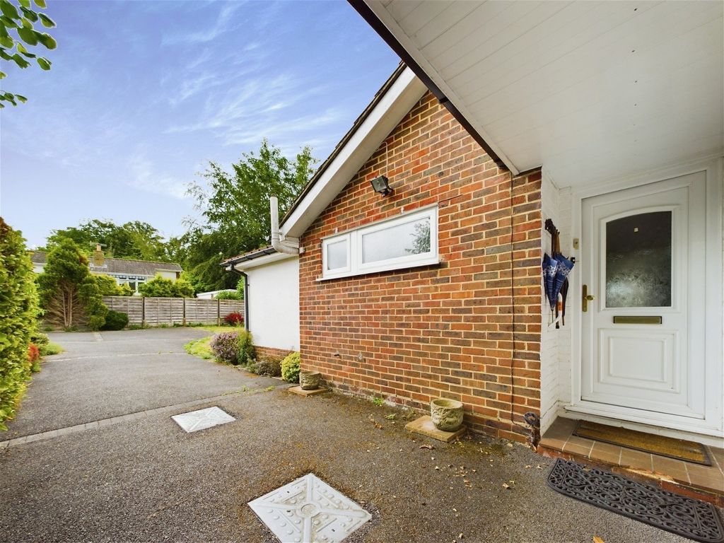 3 bed bungalow for sale in Holmcroft Gardens, Findon Village, Worthing BN14, £595,000