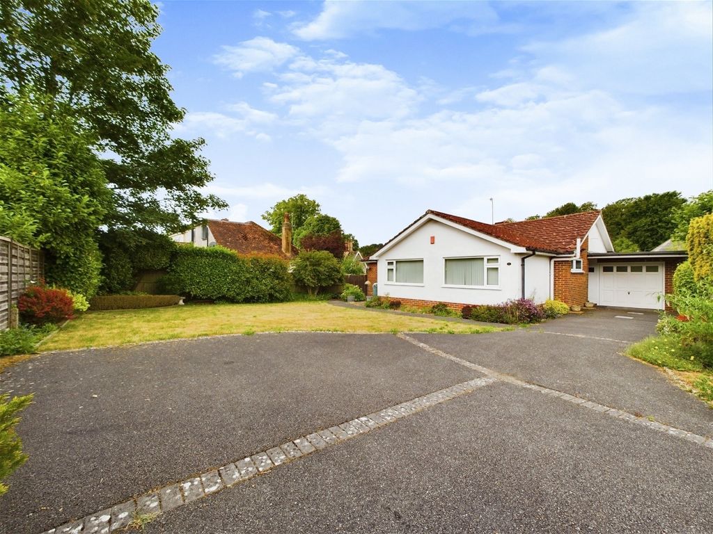3 bed bungalow for sale in Holmcroft Gardens, Findon Village, Worthing BN14, £595,000
