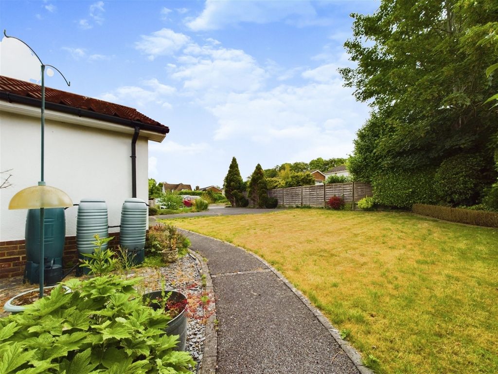 3 bed bungalow for sale in Holmcroft Gardens, Findon Village, Worthing BN14, £595,000