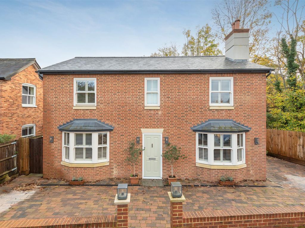 4 bed detached house to rent in Upper Village Road, Ascot SL5, £4,500 pcm