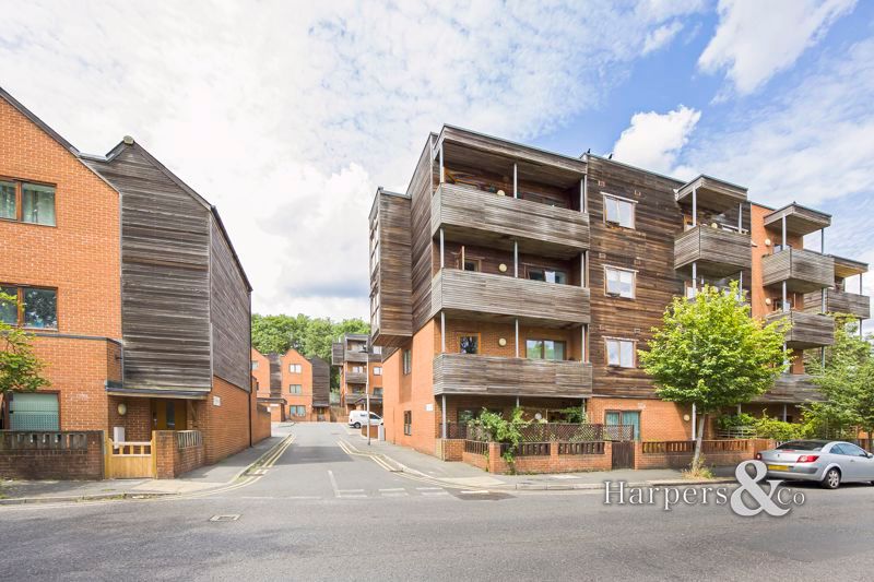 2 bed flat for sale in Beeton Way, London SE27, £375,000