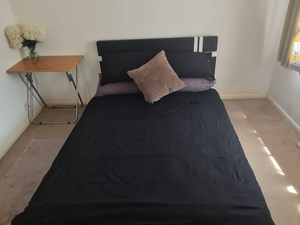 Room to rent in Chesham Way, Watford WD18, £795 pcm