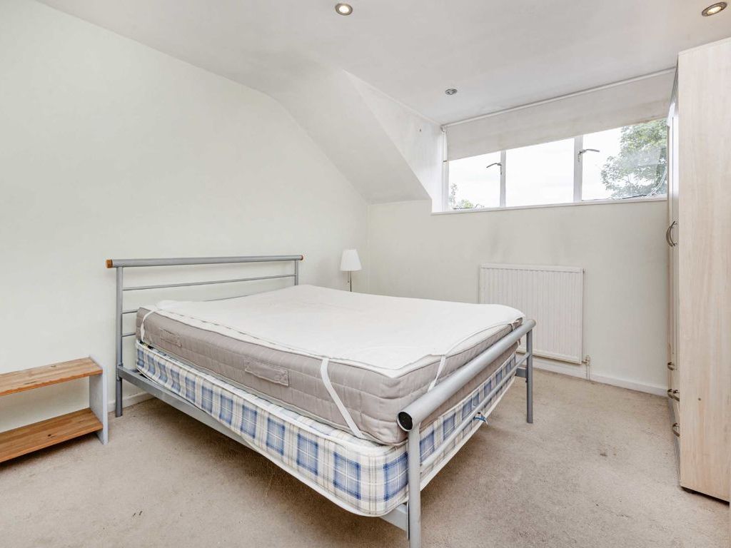 3 bed flat for sale in Cambray Road, London SW12, £575,000