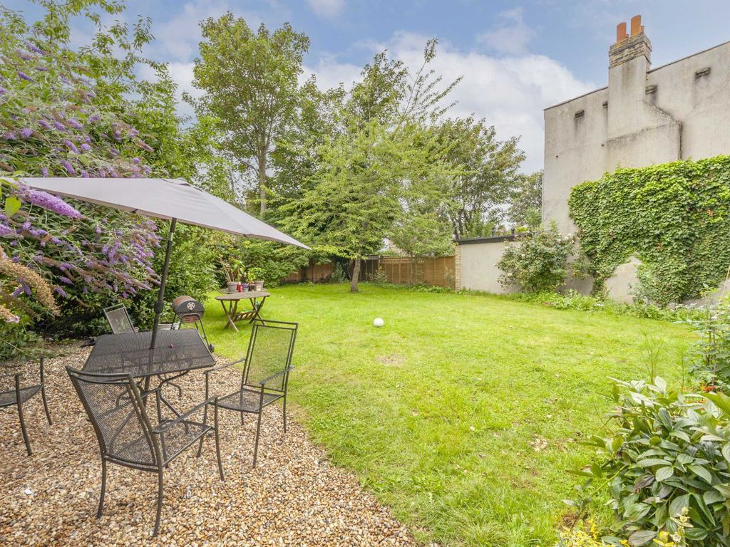 3 bed flat for sale in Cambray Road, London SW12, £575,000