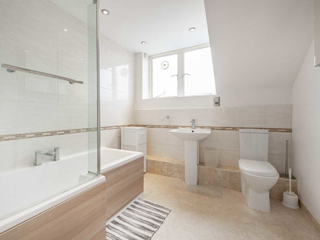 3 bed flat for sale in Cambray Road, London SW12, £575,000