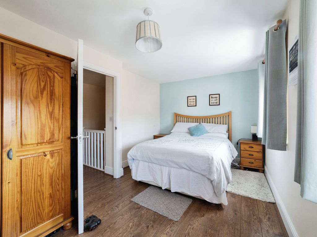 3 bed town house for sale in Genas Close, Barkingside IG6, £575,000