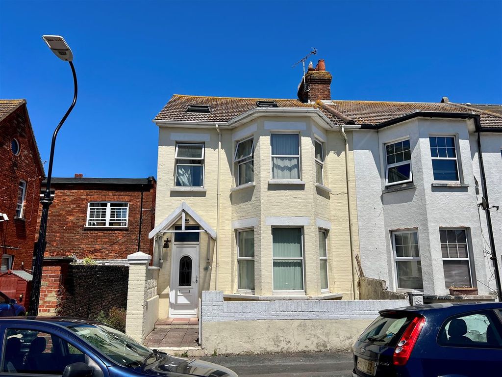 5 bed end terrace house for sale in Halton Road, Eastbourne BN22, £425,000