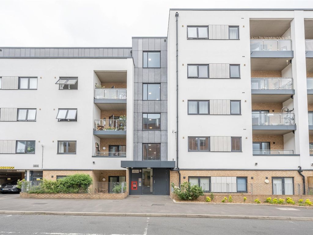 1 bed flat for sale in Thornbury Way, London E17, £375,000