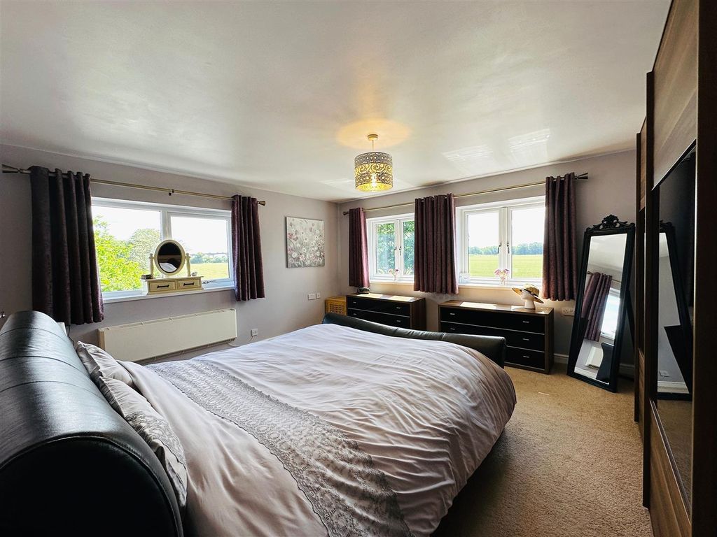 5 bed detached house for sale in Beech Avenue, Airmyn, Goole DN14, £400,000