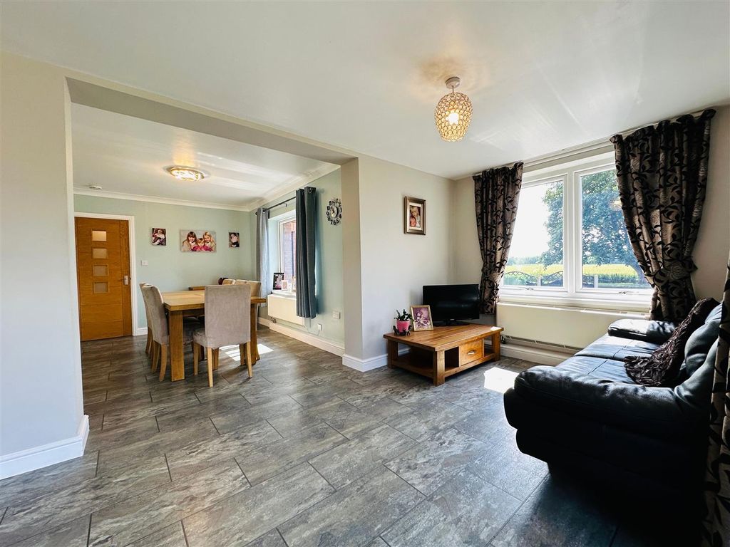 5 bed detached house for sale in Beech Avenue, Airmyn, Goole DN14, £400,000