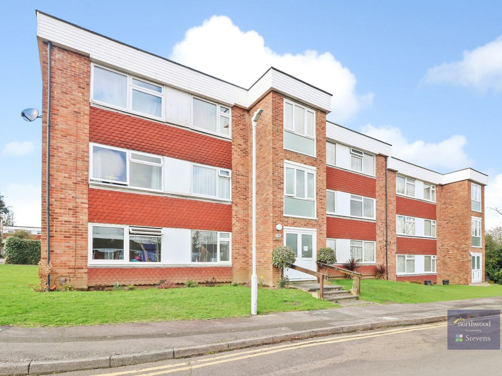 2 bed flat to rent in Hill View, Ashford TN24, £1,000 pcm