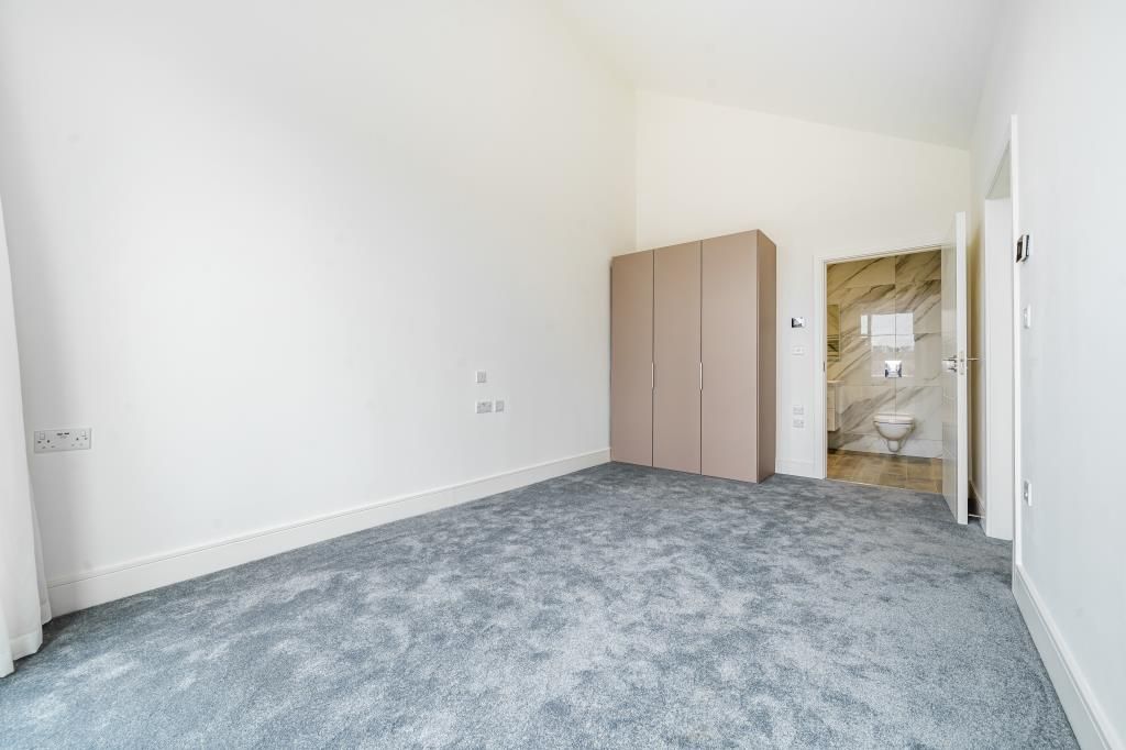 2 bed flat to rent in Newbury, West Berkshire RG14, £2,500 pcm