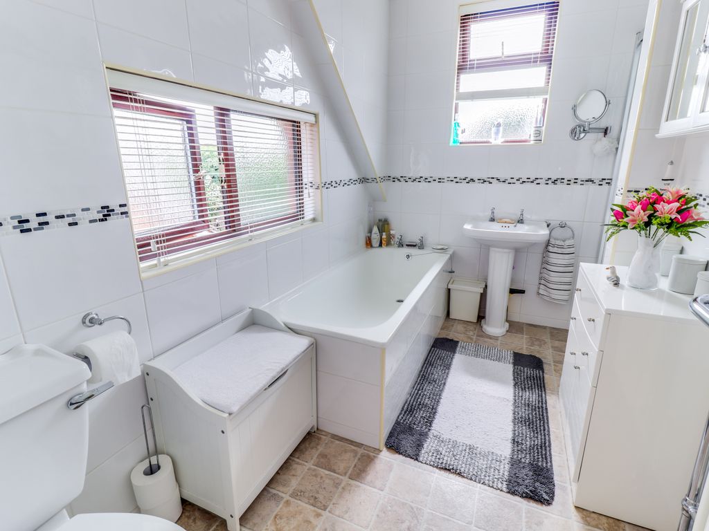 3 bed property for sale in Deepdale, Hadleigh, Benfleet SS7, £425,000