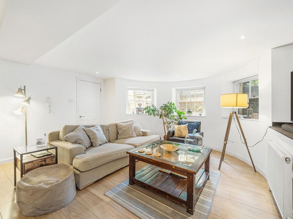 1 bed flat for sale in Clapham Road, London SW9, £450,000