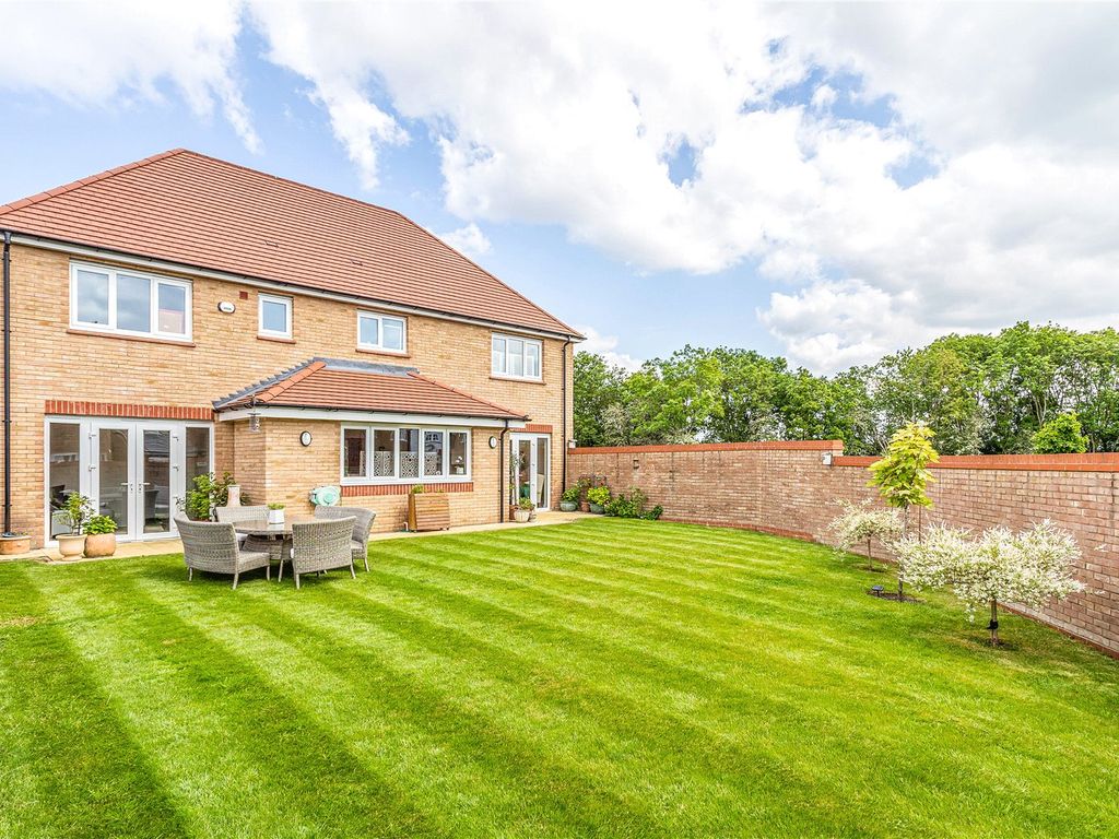 4 bed detached house for sale in Swallow Mead, Caddington, Bedfordshire LU1, £835,000