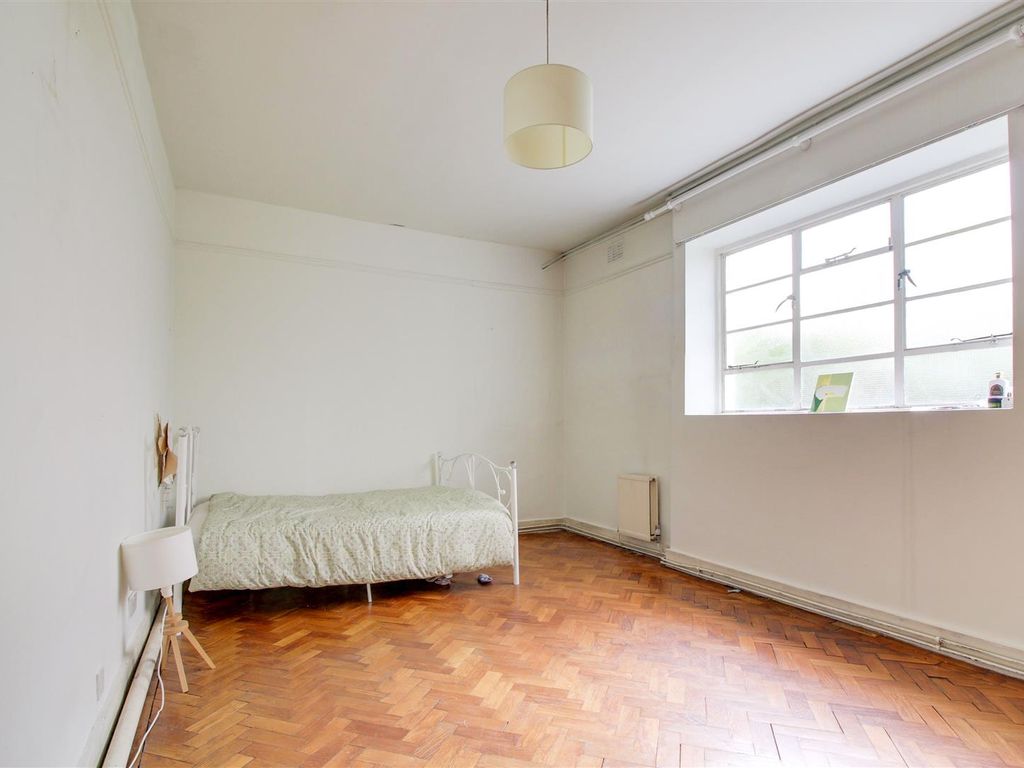 2 bed flat for sale in Belsize Park Gardens, Belsize Park, London NW3, £1,300,000