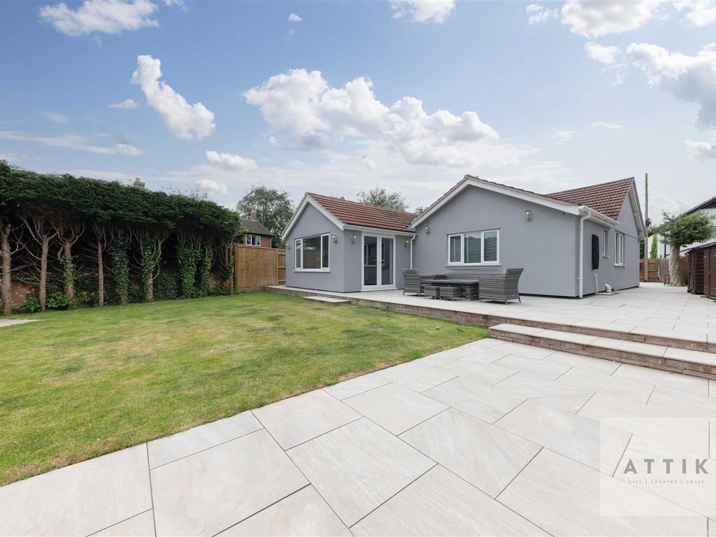 3 bed detached bungalow for sale in The Street, Great Hockham, Thetford IP24, £425,000