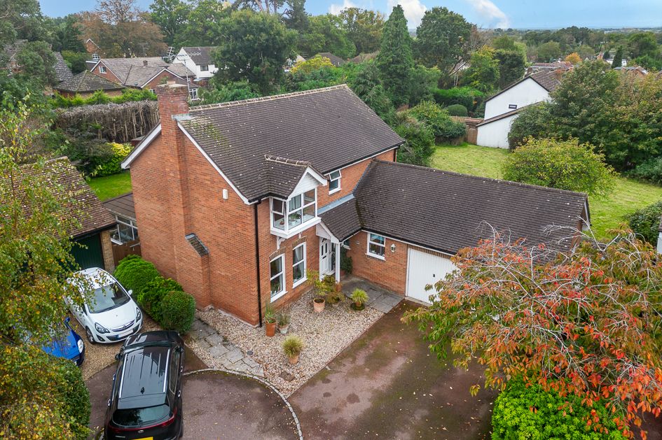 4 bed detached house for sale in Broom Grove, Wokingham RG41, £830,000