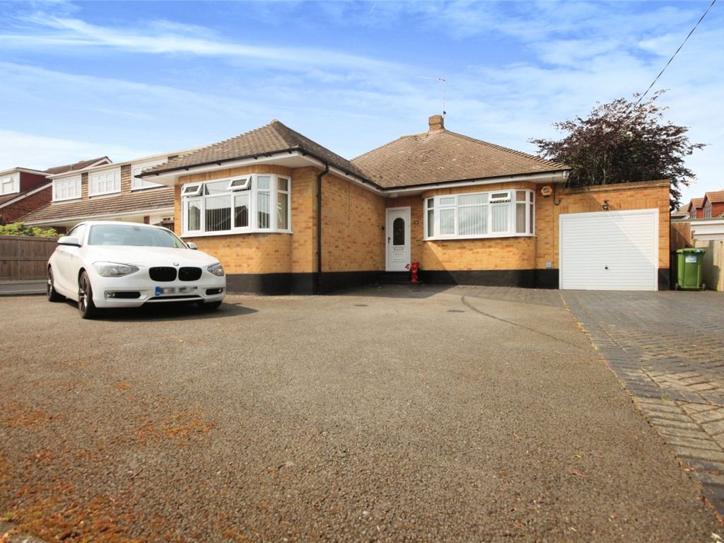 3 bed detached bungalow for sale in Belmont Avenue, Wickford, Essex SS12, £500,000