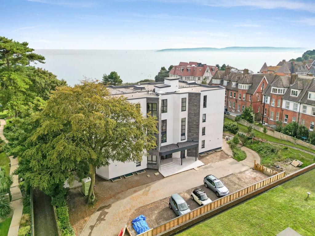 3 bed flat to rent in Westcliff Road, Westcliff, Bournemouth BH2, £2,750 pcm