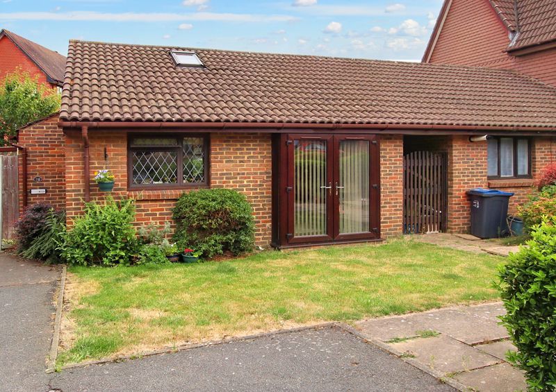 1 bed detached bungalow for sale in Marigold Way, Croydon CR0, £350,000