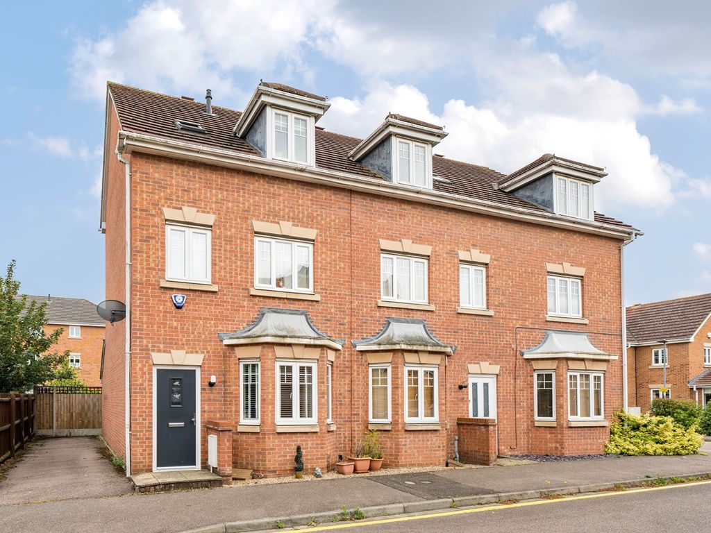 3 bed town house for sale in Beaumont Road, Flitwick MK45, £360,000